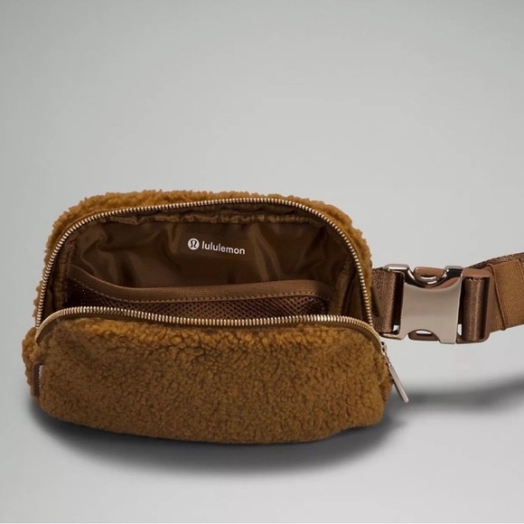 Lululemon Everywhere Belt Bag 1L Sherpa Fleece in Burnt Caramel - Picture 3 of 7